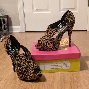 Charolette Russe 8 Leopard Print Heels